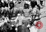 Image La danse des nuages par les Amérindiens de Tewa San Ildefonso Pueblo San Ildefonso Pueblo New Mexico USA, 1929, de la seconde 4 séquences d'archives historiques vidéo 65675073459