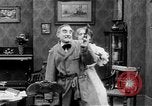 Standbild Helen's Ehe New York United States USA, 1912, aus Sekunde 32 historischem Filmmaterial Videoclip 65675073460