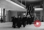 Immagine di Inaugurazione della libreria Germania, 1954, secondo 18 filmato di repertorio 65675073515