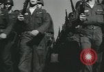 Standbild Firma E 1 Training Regiment Auszubildende Fort Dix New Jersey USA, 1955, aus Sekunde 8 historischem Filmmaterial Videoclip 65675073546