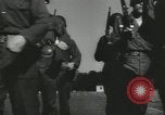 Standbild Firma E 1 Training Regiment Auszubildende Fort Dix New Jersey USA, 1955, aus Sekunde 12 historischem Filmmaterial Videoclip 65675073546