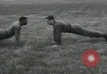 Standbild Firma E 1 Training Regiment Auszubildende Fort Dix New Jersey USA, 1955, aus Sekunde 14 historischem Filmmaterial Videoclip 65675073546