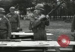 Standbild Firma E 1 Training Regiment Auszubildende Fort Dix New Jersey USA, 1955, aus Sekunde 22 historischem Filmmaterial Videoclip 65675073546