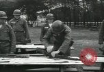 Standbild Firma E 1 Training Regiment Auszubildende Fort Dix New Jersey USA, 1955, aus Sekunde 28 historischem Filmmaterial Videoclip 65675073546
