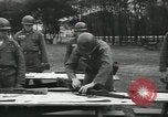 Standbild Firma E 1 Training Regiment Auszubildende Fort Dix New Jersey USA, 1955, aus Sekunde 29 historischem Filmmaterial Videoclip 65675073546