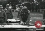 Standbild Firma E 1 Training Regiment Auszubildende Fort Dix New Jersey USA, 1955, aus Sekunde 30 historischem Filmmaterial Videoclip 65675073546