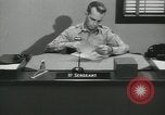 Standbild Firma E 1 Training Regiment Trainee Fort Dix New Jersey USA, 1955, aus Sekunde 5 historischem Filmmaterial Videoclip 65675073547