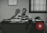 Standbild Firma E 1 Training Regiment Trainee Fort Dix New Jersey USA, 1955, aus Sekunde 7 historischem Filmmaterial Videoclip 65675073547