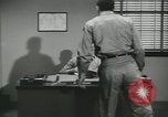 Standbild Firma E 1 Training Regiment Trainee Fort Dix New Jersey USA, 1955, aus Sekunde 8 historischem Filmmaterial Videoclip 65675073547