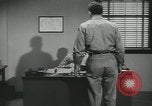 Standbild Firma E 1 Training Regiment Trainee Fort Dix New Jersey USA, 1955, aus Sekunde 9 historischem Filmmaterial Videoclip 65675073547