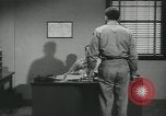 Standbild Firma E 1 Training Regiment Trainee Fort Dix New Jersey USA, 1955, aus Sekunde 10 historischem Filmmaterial Videoclip 65675073547