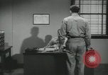 Standbild Firma E 1 Training Regiment Trainee Fort Dix New Jersey USA, 1955, aus Sekunde 11 historischem Filmmaterial Videoclip 65675073547