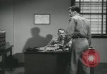 Standbild Firma E 1 Training Regiment Trainee Fort Dix New Jersey USA, 1955, aus Sekunde 16 historischem Filmmaterial Videoclip 65675073547