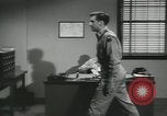 Standbild Firma E 1 Training Regiment Trainee Fort Dix New Jersey USA, 1955, aus Sekunde 17 historischem Filmmaterial Videoclip 65675073547