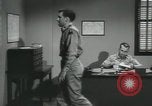 Standbild Firma E 1 Training Regiment Trainee Fort Dix New Jersey USA, 1955, aus Sekunde 18 historischem Filmmaterial Videoclip 65675073547