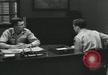 Standbild Firma E 1 Training Regiment Trainee Fort Dix New Jersey USA, 1955, aus Sekunde 44 historischem Filmmaterial Videoclip 65675073547