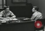 Standbild Firma E 1 Training Regiment Trainee Fort Dix New Jersey USA, 1955, aus Sekunde 55 historischem Filmmaterial Videoclip 65675073547