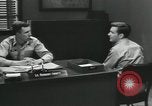Standbild Firma E 1 Training Regiment Trainee Fort Dix New Jersey USA, 1955, aus Sekunde 57 historischem Filmmaterial Videoclip 65675073547