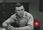 Standbild Firma E 1 Training Regiment Trainee Fort Dix New Jersey USA, 1955, aus Sekunde 61 historischem Filmmaterial Videoclip 65675073547