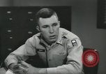 Standbild Firma E 1 Training Regiment Trainee Fort Dix New Jersey USA, 1955, aus Sekunde 62 historischem Filmmaterial Videoclip 65675073547