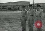 Standbild Graduation Day New Jersey Fort Dix USA, 1955, aus Sekunde 58 historischem Filmmaterial Videoclip 65675073551