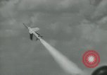 Immagine di Sviluppo di armi dall'antichità al presente United States USA, 1955, secondo 10 filmato di repertorio 65675073553