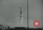 Immagine di Sviluppo di armi dall'antichità al presente United States USA, 1955, secondo 17 filmato di repertorio 65675073553
