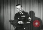 Standbild Sergeant Stuart Königin United States USA, 1955, aus Sekunde 11 historischem Filmmaterial Videoclip 65675073565