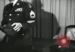Standbild Sergeant Stuart Königin United States USA, 1955, aus Sekunde 16 historischem Filmmaterial Videoclip 65675073565