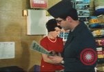 Immagine di Stelle e strisce di giornale Darmstadt Germania, 1975, secondo 17 filmato di repertorio 65675073616