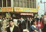 Immagine di Stelle e strisce di giornale Tokyo Giappone, 1975, secondo 14 filmato di repertorio 65675073618