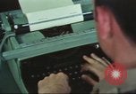 Immagine di Stelle e strisce di giornale Tokyo Giappone, 1975, secondo 44 filmato di repertorio 65675073618
