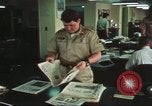 Immagine di Stelle e strisce di giornale Tokyo Giappone, 1975, secondo 53 filmato di repertorio 65675073618