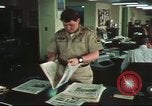 Immagine di Stelle e strisce di giornale Tokyo Giappone, 1975, secondo 60 filmato di repertorio 65675073618