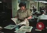 Immagine di Stelle e strisce di giornale Tokyo Giappone, 1975, secondo 61 filmato di repertorio 65675073618