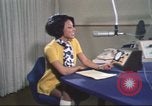 Standbild Die Künstlerin Barbara Randolph als Disc Jockey Los Angeles California USA, 1974, aus Sekunde 23 historischem Filmmaterial Videoclip 65675073625