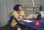 Standbild Die Künstlerin Barbara Randolph als Disc Jockey Los Angeles California USA, 1974, aus Sekunde 25 historischem Filmmaterial Videoclip 65675073625