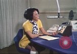 Standbild Die Künstlerin Barbara Randolph als Disc Jockey Los Angeles California USA, 1974, aus Sekunde 26 historischem Filmmaterial Videoclip 65675073625