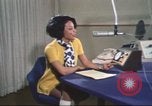 Standbild Die Künstlerin Barbara Randolph als Disc Jockey Los Angeles California USA, 1974, aus Sekunde 27 historischem Filmmaterial Videoclip 65675073625