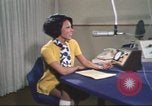Standbild Die Künstlerin Barbara Randolph als Disc Jockey Los Angeles California USA, 1974, aus Sekunde 28 historischem Filmmaterial Videoclip 65675073625