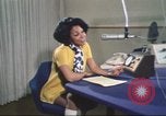Standbild Die Künstlerin Barbara Randolph als Disc Jockey Los Angeles California USA, 1974, aus Sekunde 30 historischem Filmmaterial Videoclip 65675073625