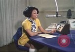 Standbild Die Künstlerin Barbara Randolph als Disc Jockey Los Angeles California USA, 1974, aus Sekunde 31 historischem Filmmaterial Videoclip 65675073625