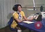 Standbild Die Künstlerin Barbara Randolph als Disc Jockey Los Angeles California USA, 1974, aus Sekunde 33 historischem Filmmaterial Videoclip 65675073625