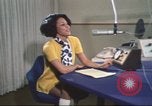 Standbild Die Künstlerin Barbara Randolph als Disc Jockey Los Angeles California USA, 1974, aus Sekunde 34 historischem Filmmaterial Videoclip 65675073625