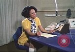 Standbild Die Künstlerin Barbara Randolph als Disc Jockey Los Angeles California USA, 1974, aus Sekunde 44 historischem Filmmaterial Videoclip 65675073625