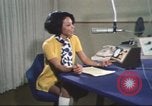 Standbild Die Künstlerin Barbara Randolph als Disc Jockey Los Angeles California USA, 1974, aus Sekunde 46 historischem Filmmaterial Videoclip 65675073625