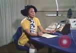 Standbild Die Künstlerin Barbara Randolph als Disc Jockey Los Angeles California USA, 1974, aus Sekunde 48 historischem Filmmaterial Videoclip 65675073625