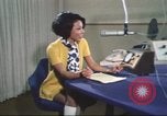 Standbild Die Künstlerin Barbara Randolph als Disc Jockey Los Angeles California USA, 1974, aus Sekunde 52 historischem Filmmaterial Videoclip 65675073625