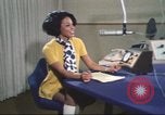 Standbild Die Künstlerin Barbara Randolph als Disc Jockey Los Angeles California USA, 1974, aus Sekunde 53 historischem Filmmaterial Videoclip 65675073625