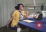 Standbild Die Künstlerin Barbara Randolph als Disc Jockey Los Angeles California USA, 1974, aus Sekunde 56 historischem Filmmaterial Videoclip 65675073625